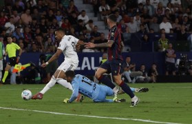 姆巴佩杀疯了:2分钟双响西甲40战38球!搂着阿隆索笑开花